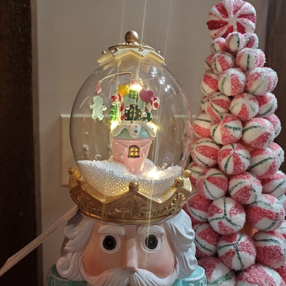 Gorgeous Musical Candyland Nutcracker-NWT - Picture 11 of 17